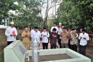 KH. Hasyim Muzadi ziarah makam pendiri PP. Al-Badar 3