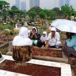 Wanita Ziarah Kubur