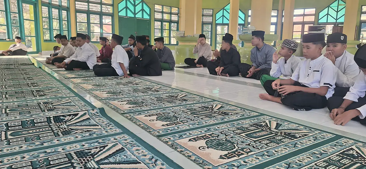 Santri duduk mengikuti kegiatan di dalam masjid Al-Badar