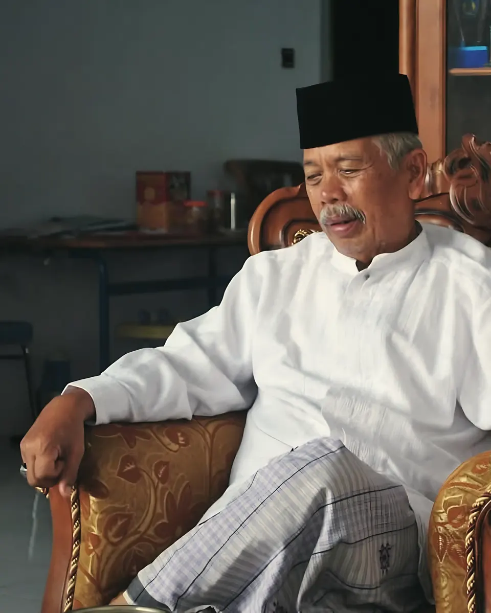 Prof. Dr. KH. Abd. Muiz Kabry, Pendiri Pondok Pesantren Al-Badar, duduk di kursi berukir