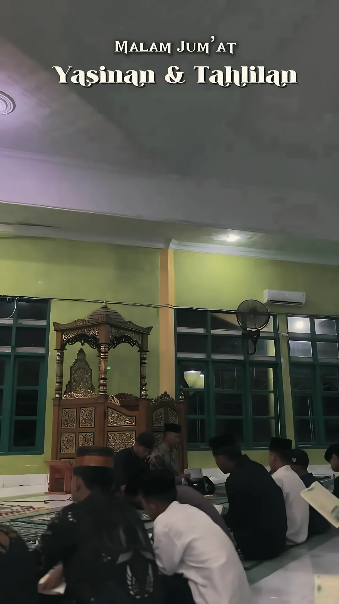 Santri membaca Yasin bersama di masjid pada malam Jumat